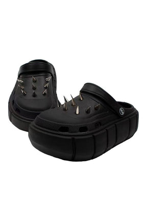 Platform Punk Terlik, yüksek tabanıyla modern ve rahat.