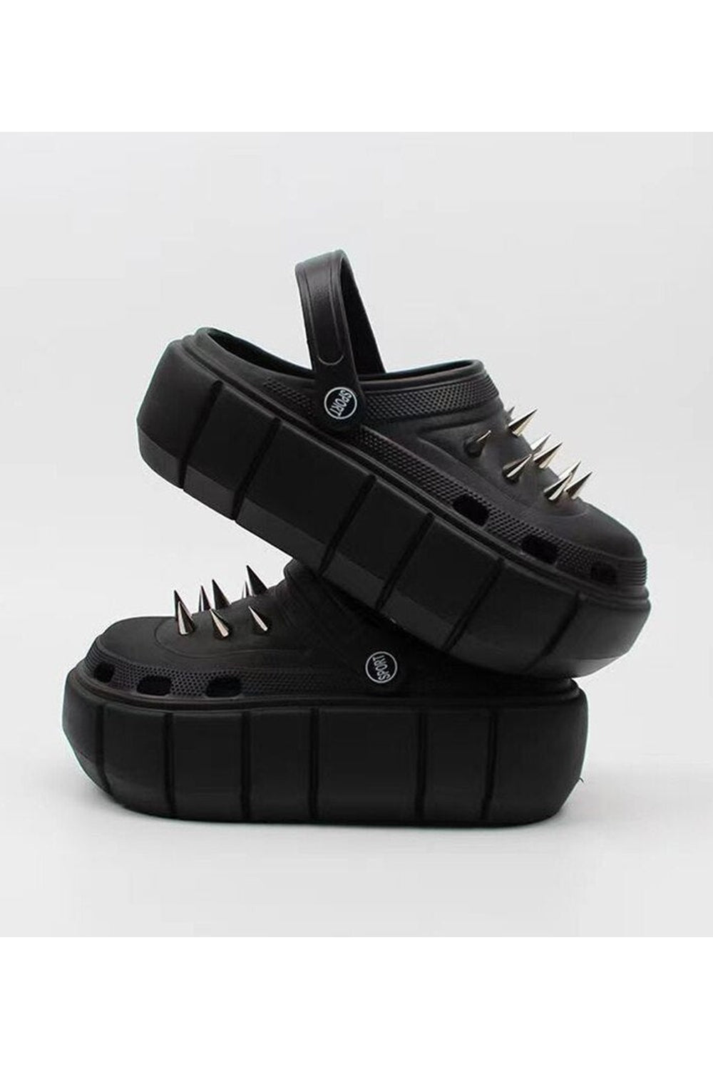 Platform Punk Terlik, cesur ve şık bir tarz sunuyor.
