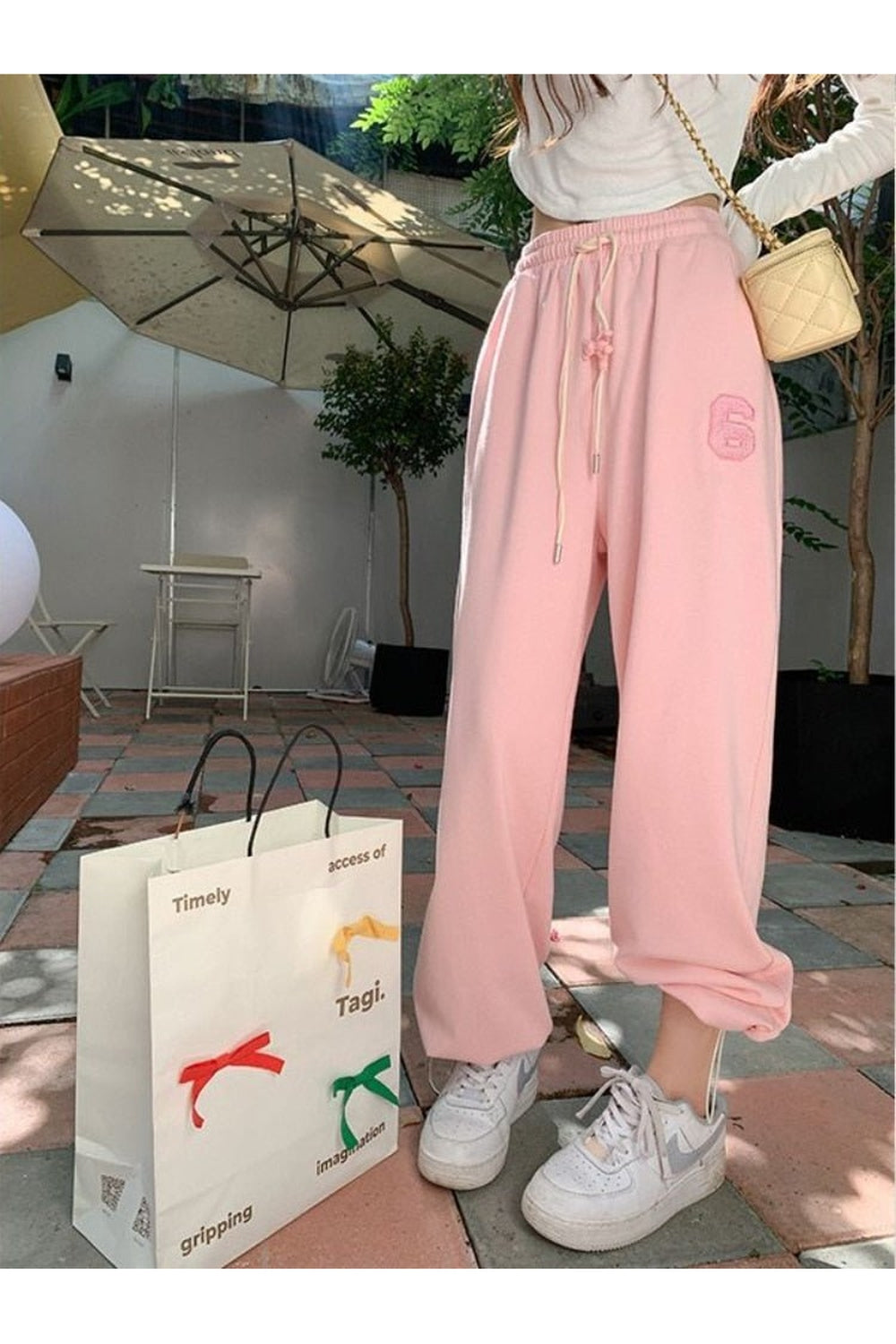 Pembe jogger eşofman altı, rahat ve şık.