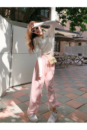 Pembe renkli jogger eşofman altı, şık ve rahat.
