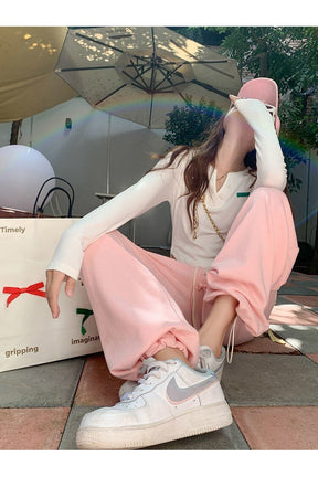 Pembe renkli jogger eşofman altı stil sahibi.