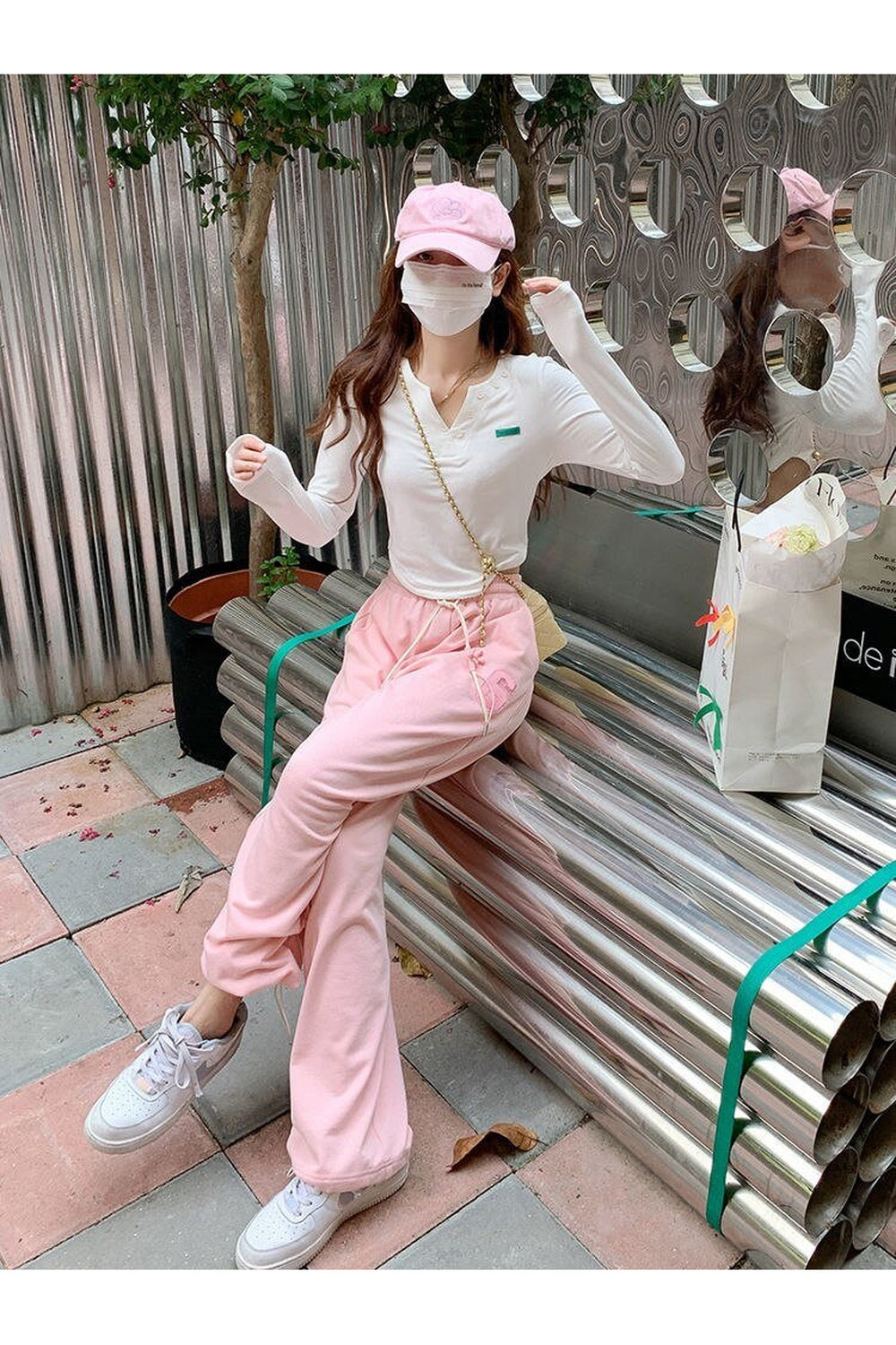 Preppy tarzıyla uyumlu pembe renkli jogger eşofman altı.