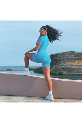 Dar kesimli Preppy Fitness Spor Tulum, hareket özgürlüğü sunar.