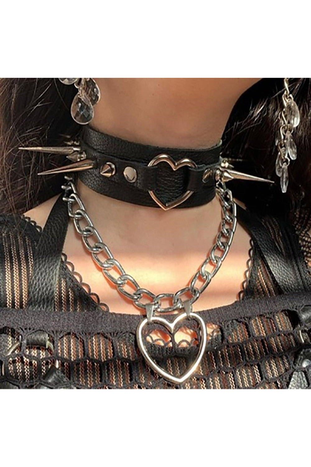 Metal zincir detaylarıyla şık bir punk choker.