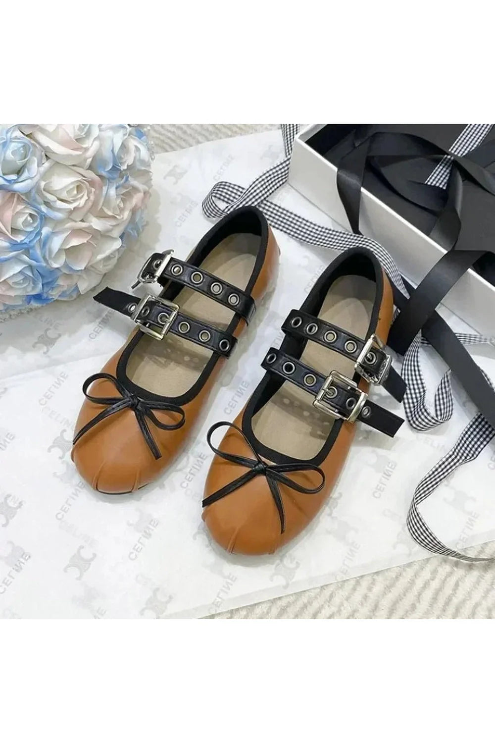 Punk tarzında çift tokalı Mary Janes ayakkabı modeli.