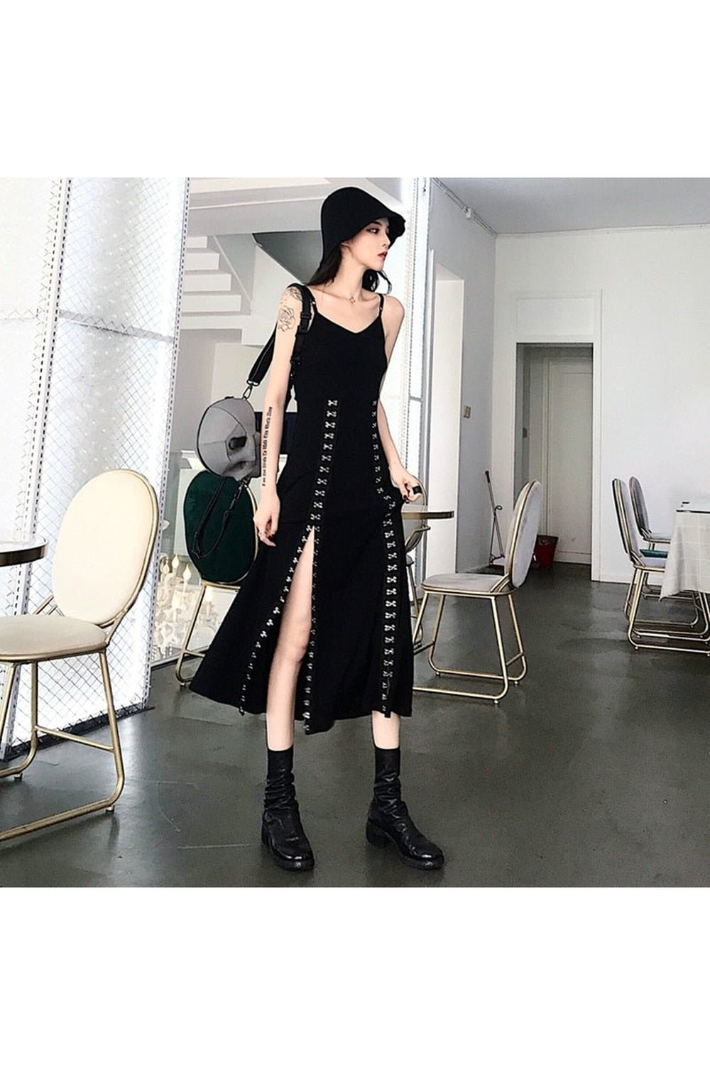 Punk tarzıyla öne çıkan Gotik Metal Tokalı Elbise.