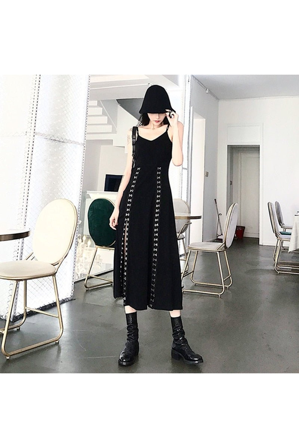 Punk & Gotik Metal Tokalı Elbise, asi tarzıyla dikkat çekiyor.