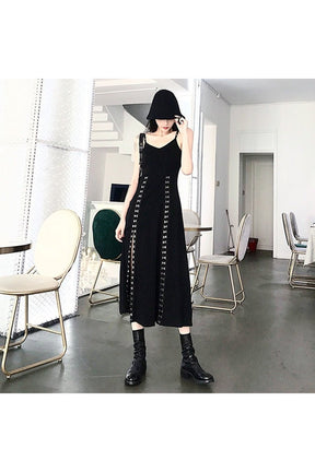 Punk & Gotik Metal Tokalı Elbise, asi tarzıyla dikkat çekiyor.