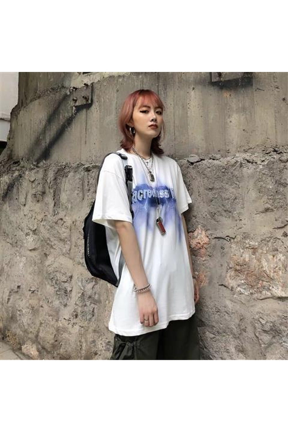 Punk Gotik tarzıyla öne çıkan geniş kesimli tişört.