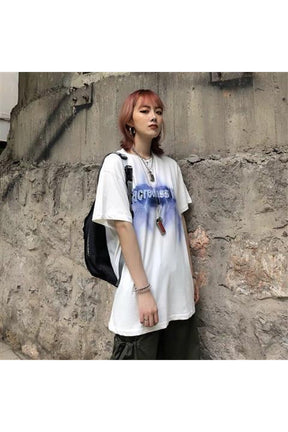 Punk Gotik tarzıyla öne çıkan geniş kesimli tişört.