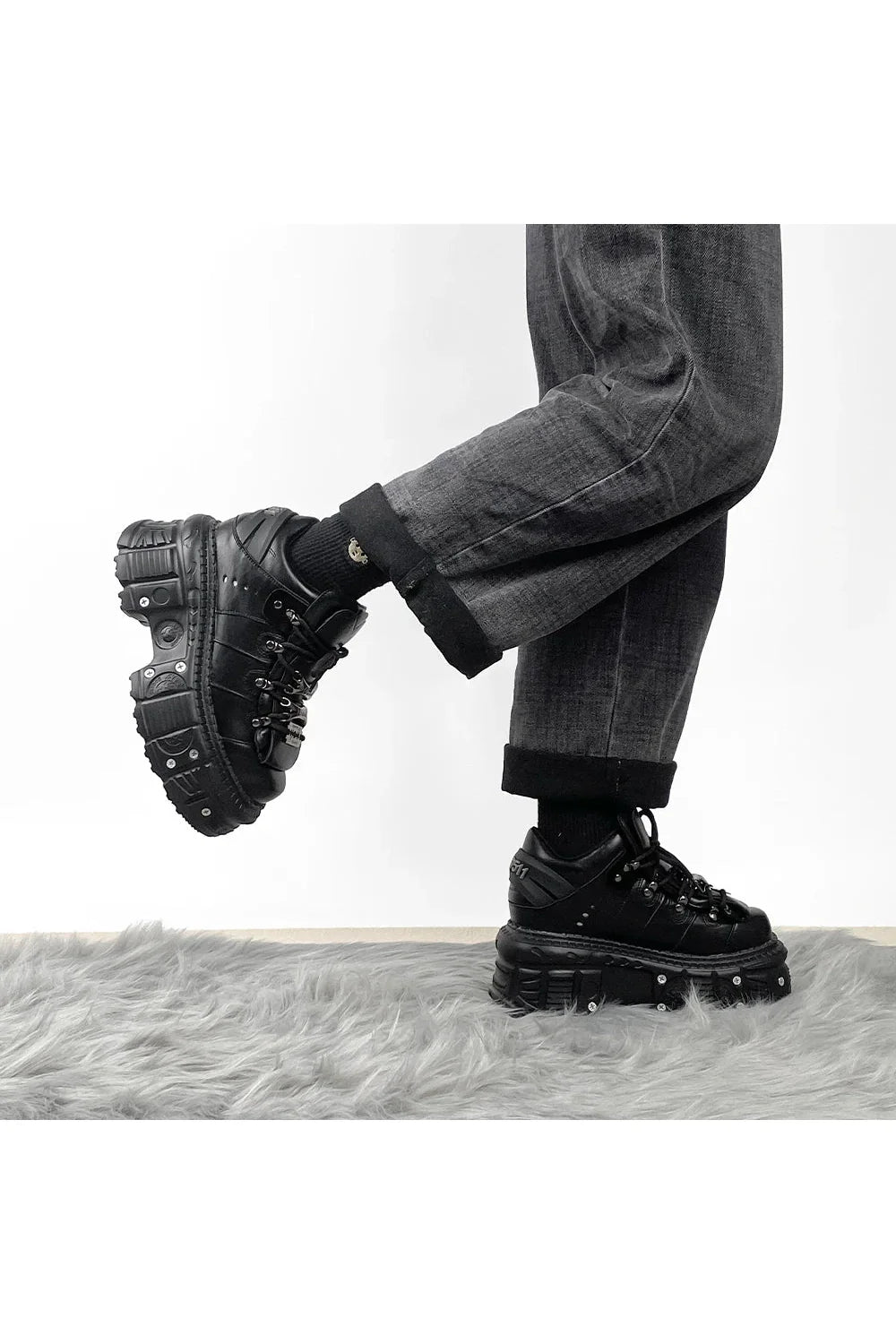 Punk tarzında bağcıklı bilek spor ayakkabısı modeli.