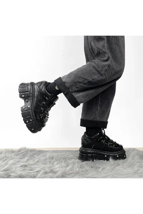 Punk tarzında bağcıklı bilek spor ayakkabısı modeli.
