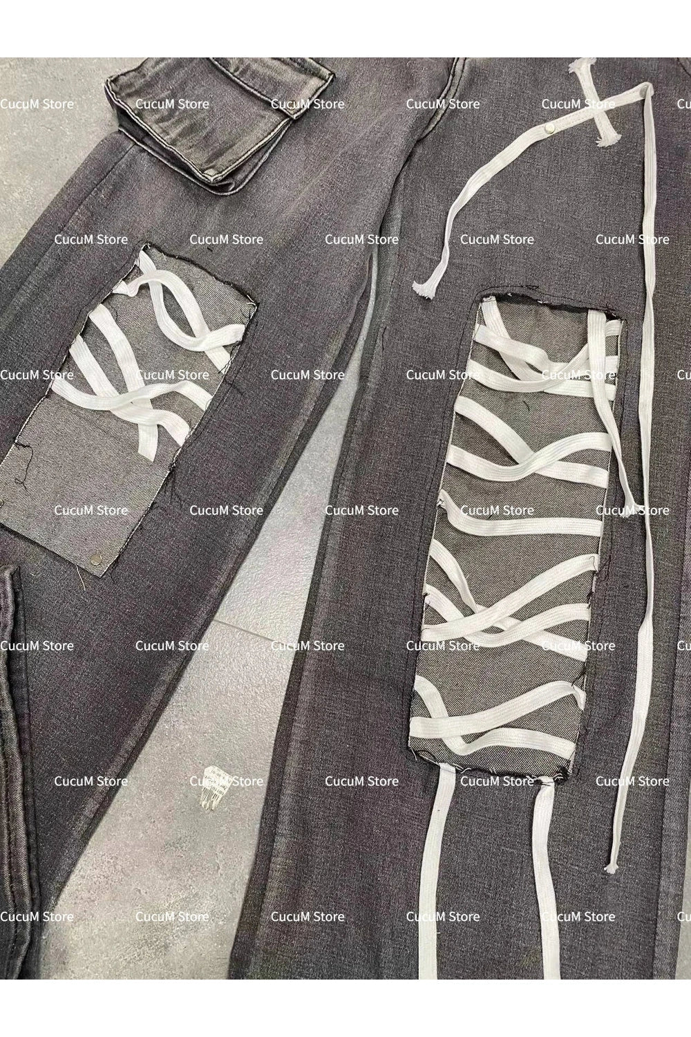 Sonbahar tonlarında punk tarzı bağcıklı yırtık kot pantolon.