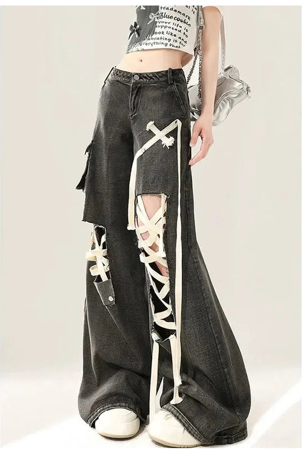 Sonbahar punk stiline uygun bağcıklı yırtık kot pantolon.