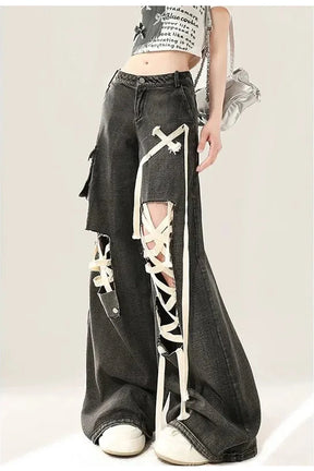 Sonbahar punk stiline uygun bağcıklı yırtık kot pantolon.