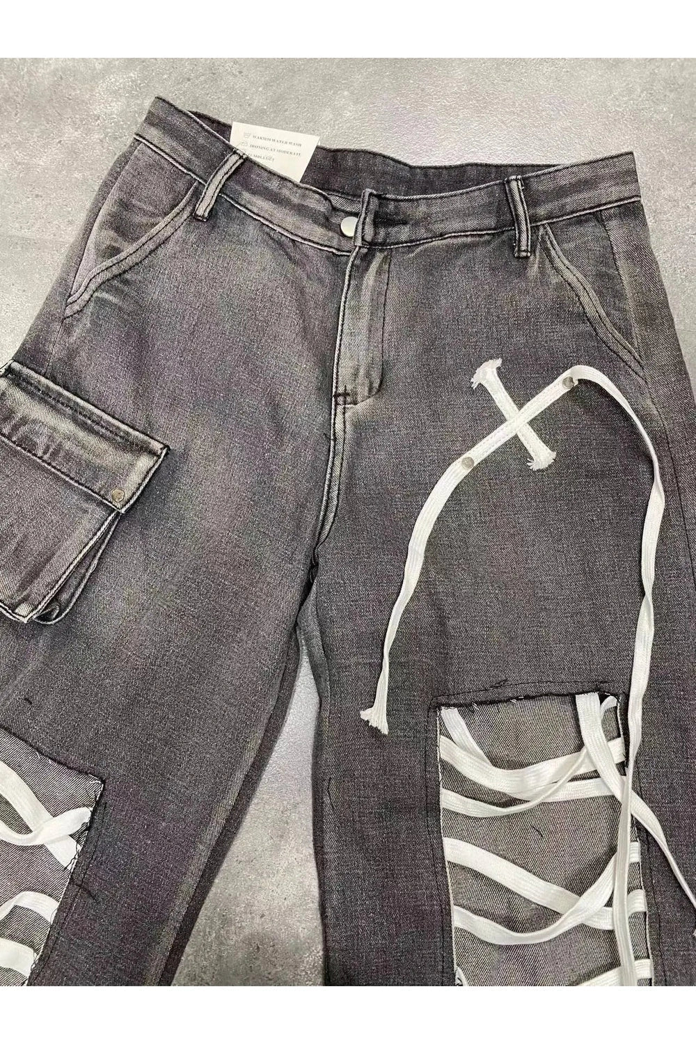 Sonbahar günlerinde punk tarzında bağcıklı ve yırtık kot.