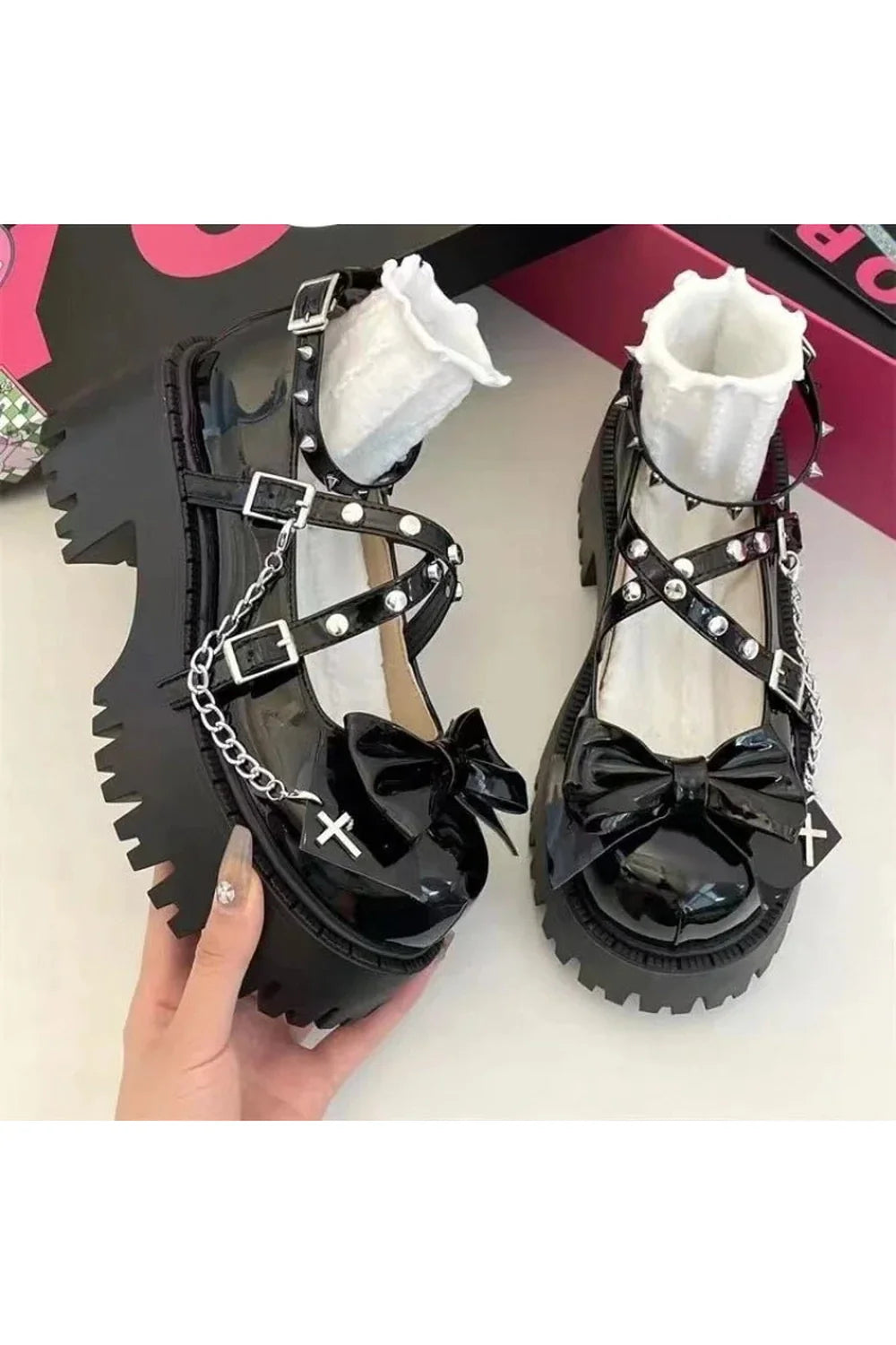 Punk tarzında tasarlanmış, yüksek topuklu platform ayakkabı modeli.