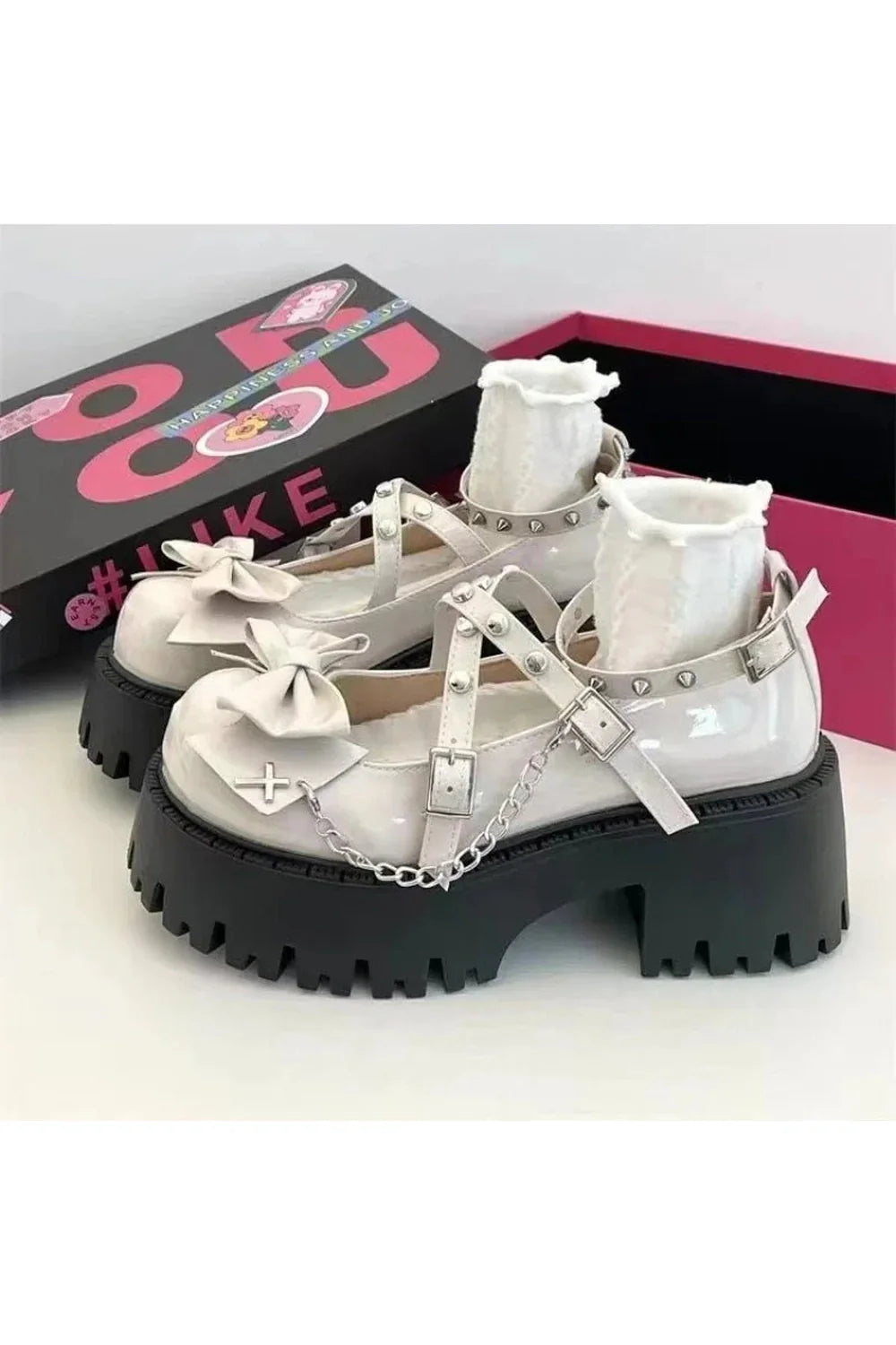 Punk tarzını yansıtan platform ayakkabı modeli.