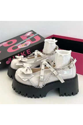 Punk prensesin platform ayakkabıları, asi tarzı yansıtıyor.