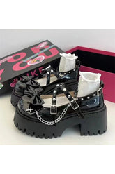 Punk tarzıyla öne çıkan platform ayakkabı modeli.