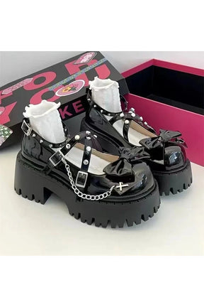 Punk tarzıyla dikkat çeken platform ayakkabı modeli.