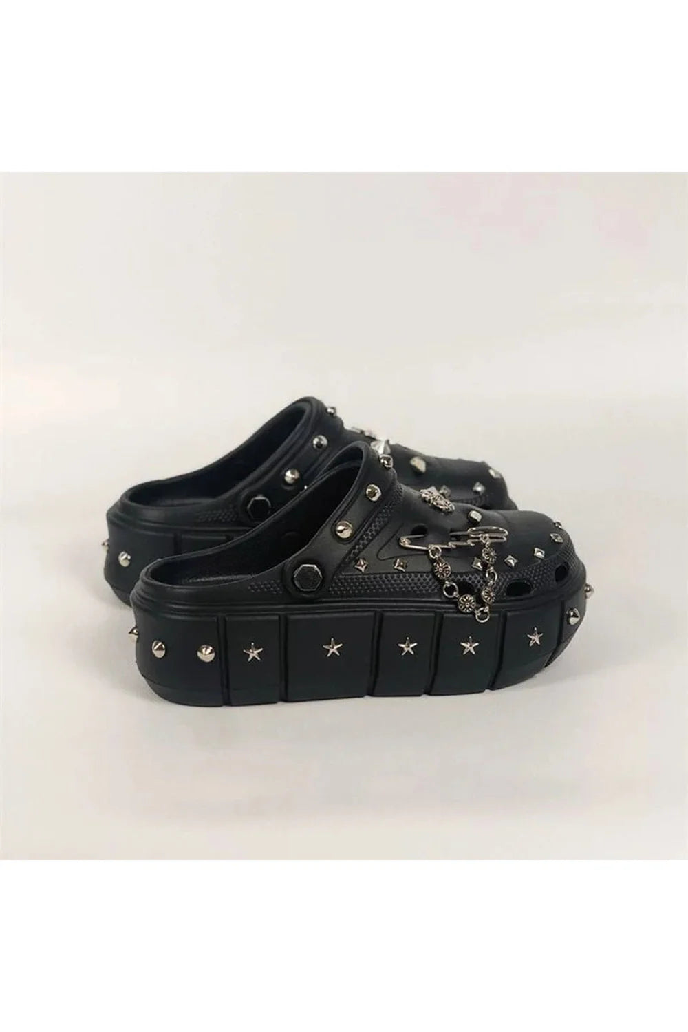 Punk tarzıyla süslenmiş platform terlikler, cool ve dikkat çekici.