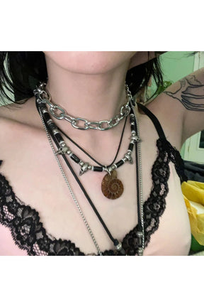 Kalın zincir detaylarıyla punk tarzı choker kolye.