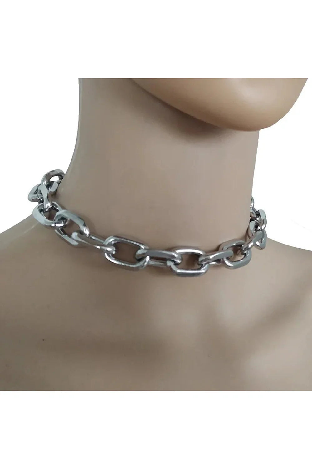 Kalın zincir detaylarıyla şık bir choker kolye.