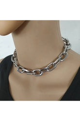 Kalın zincir detayıyla punk tarzı yansıtan choker.