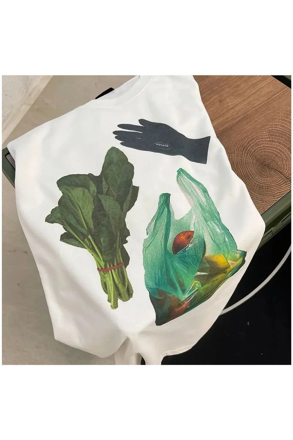 Tuhaf Market Grafik Tişört, renkli ve eğlenceli desenlerle.