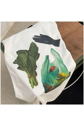 Tuhaf Market Grafik Tişört, renkli ve eğlenceli desenlerle.