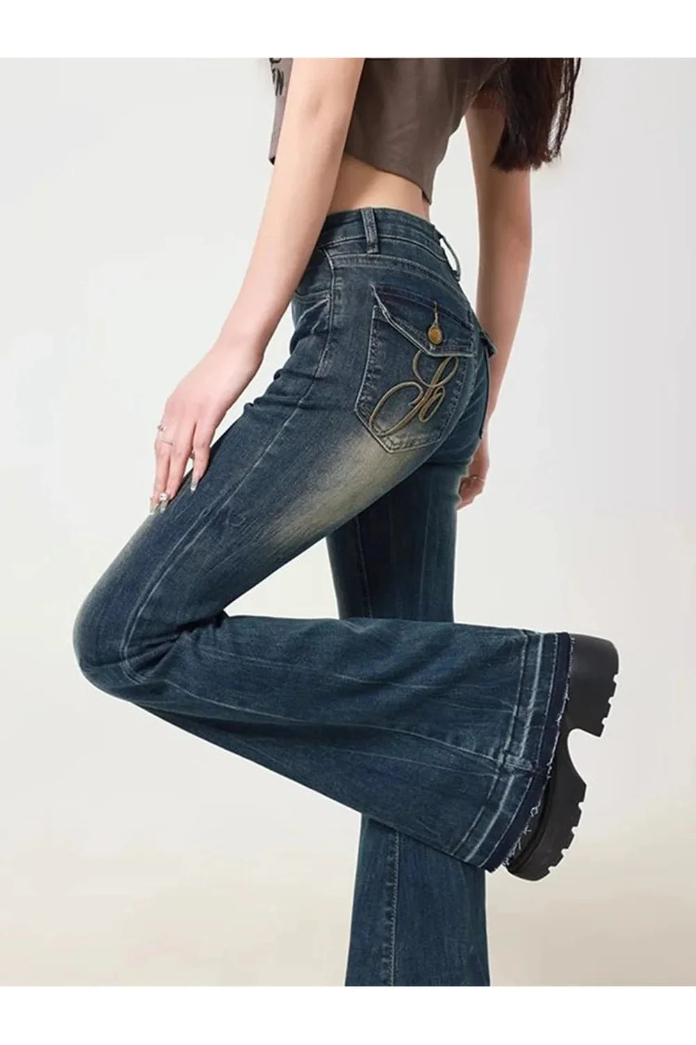 Retro tarzında nakış detaylı ispanyol paça kot pantolon.