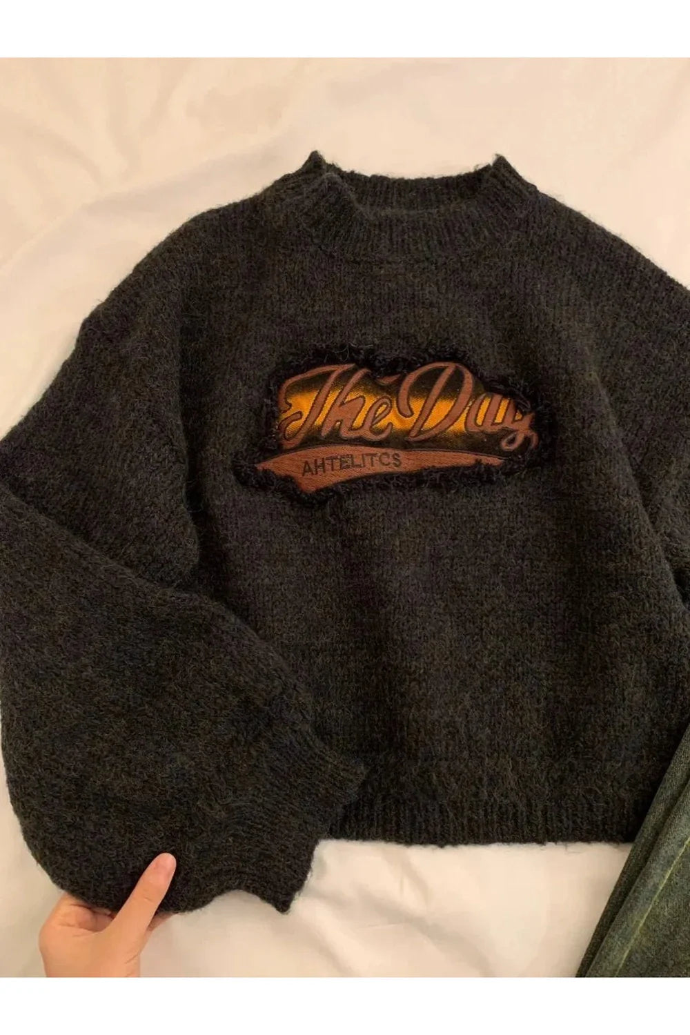 Sonbahar havasını yansıtan retro desenli örgü crop kazak.