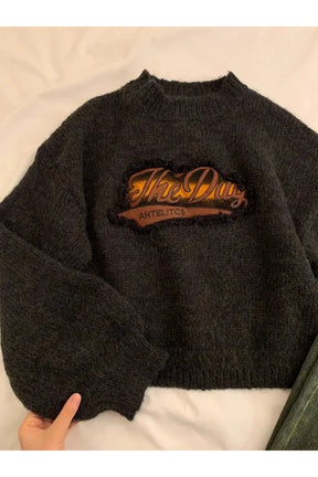Sonbahar havasını yansıtan retro desenli örgü crop kazak.