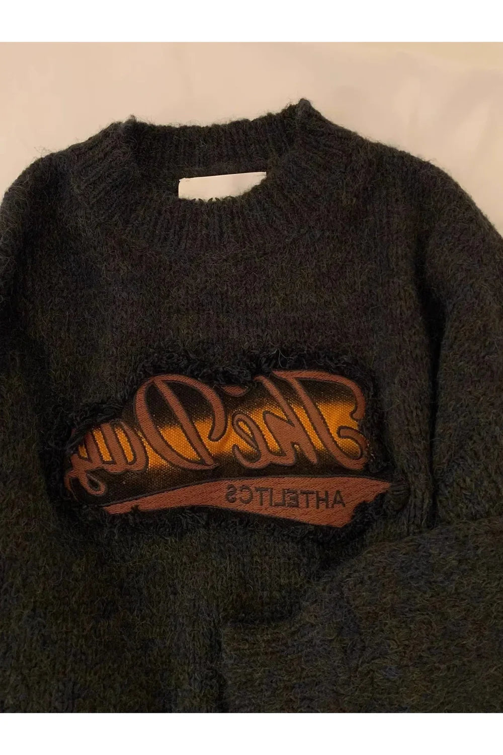Sonbahar renkleri ile retro grafik desenli örgü crop kazak.