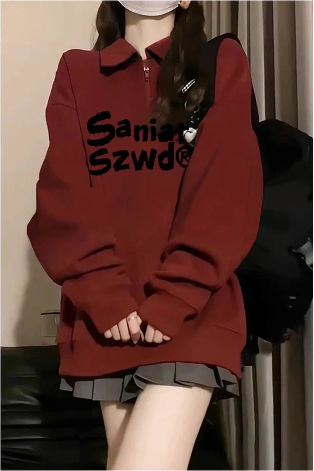 Retro tarzda fermuarlı harf desenli sweatshirt modeli.