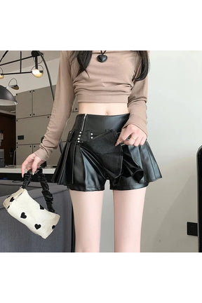 Suni deriden yapılmış mini etek, perçin detayları ile şık.