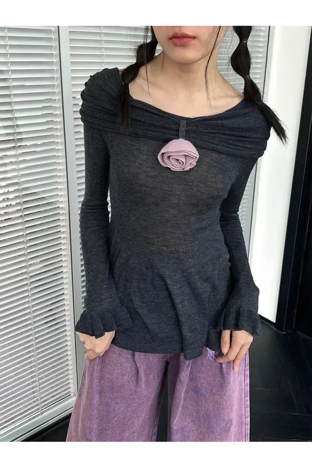 Romantik havasıyla göz kamaştıran fırfırlı üst tasarımı.