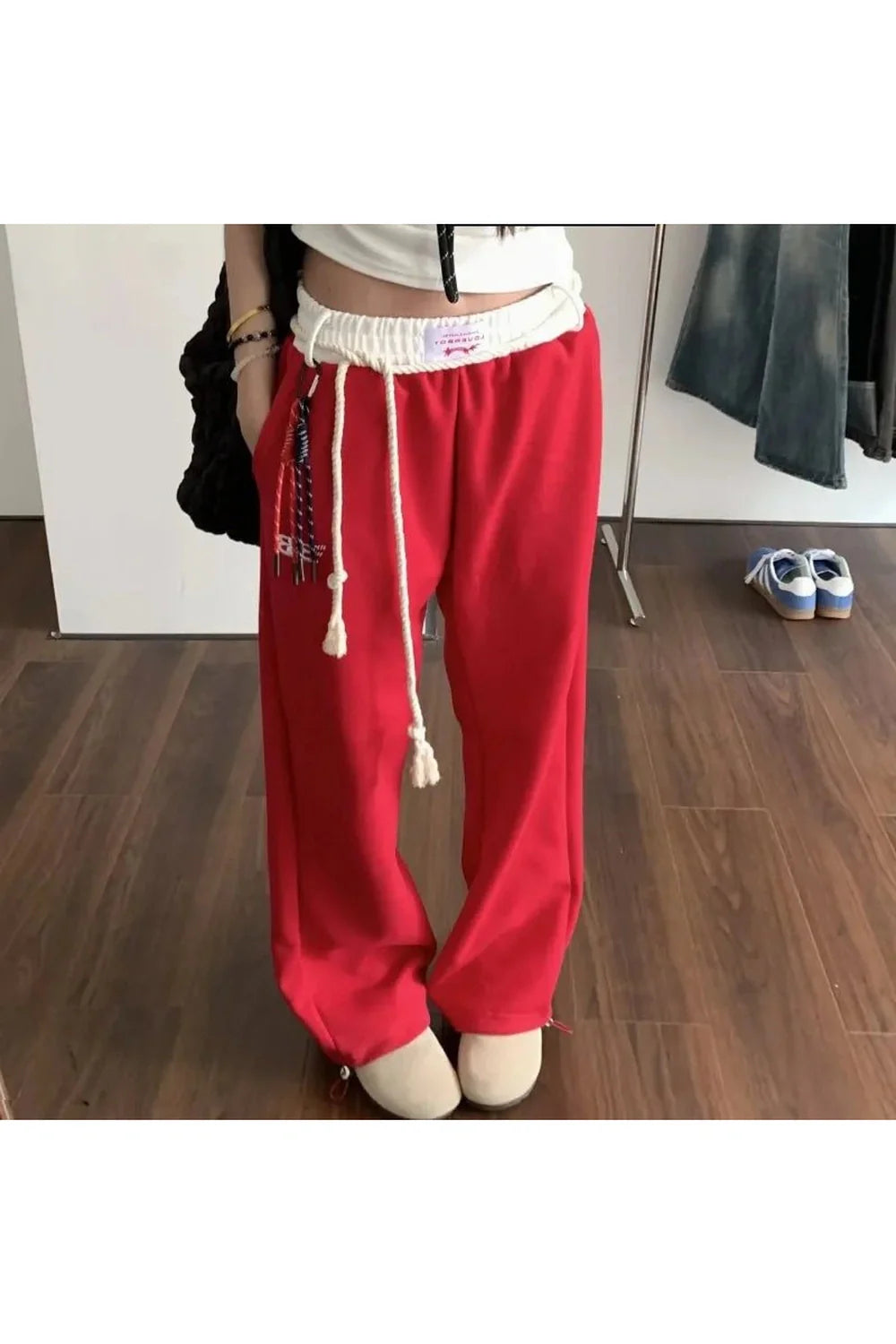 Rahat ve şık, halter bağcıklı eşofman altı.