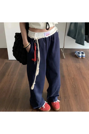 Rahat halter bağcıklı eşofman altı, spor şıklığını vurgular.