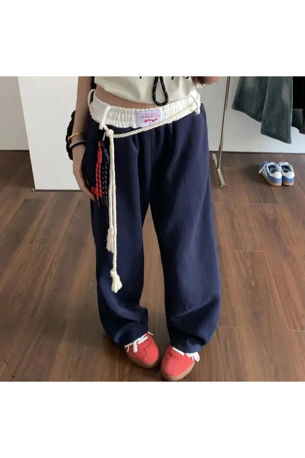 Rahat halter bağcıklı eşofman altı, şık ve konforlu.