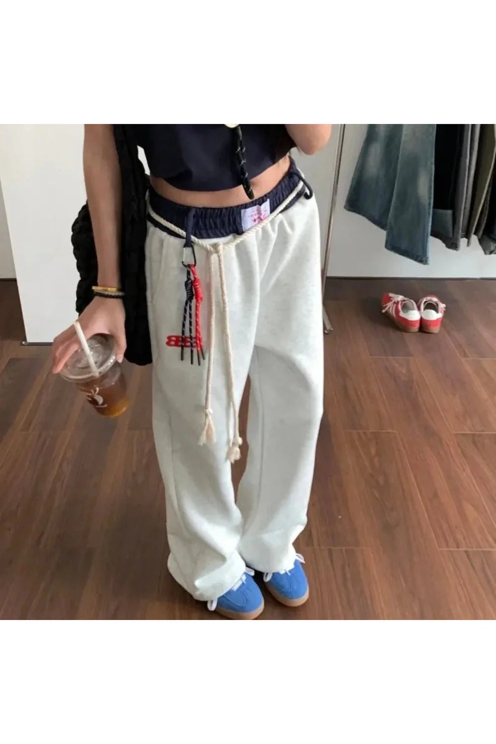 Rahat ve stil sahibi halter bağcıklı eşofman altı.