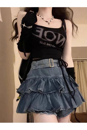 Fırfırlı detaylarıyla zarif bir denim mini etek.