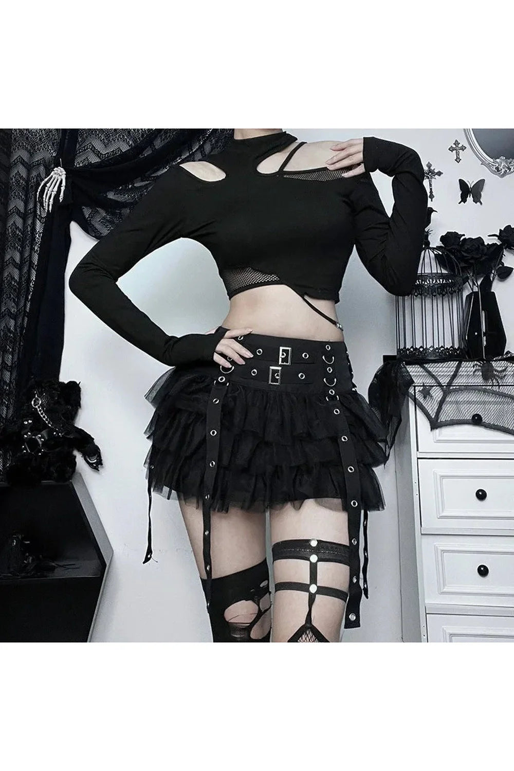 Fırfırlı detaylarla süslenmiş Gotik tarzı mini etek.