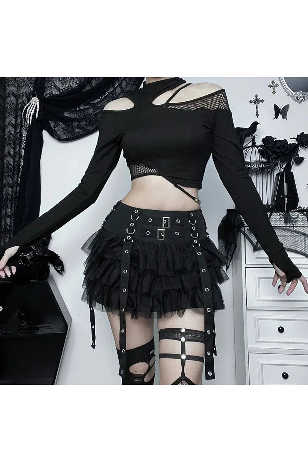 Fırfırlı detaylarıyla gotik tarzı yansıtan mini etek.
