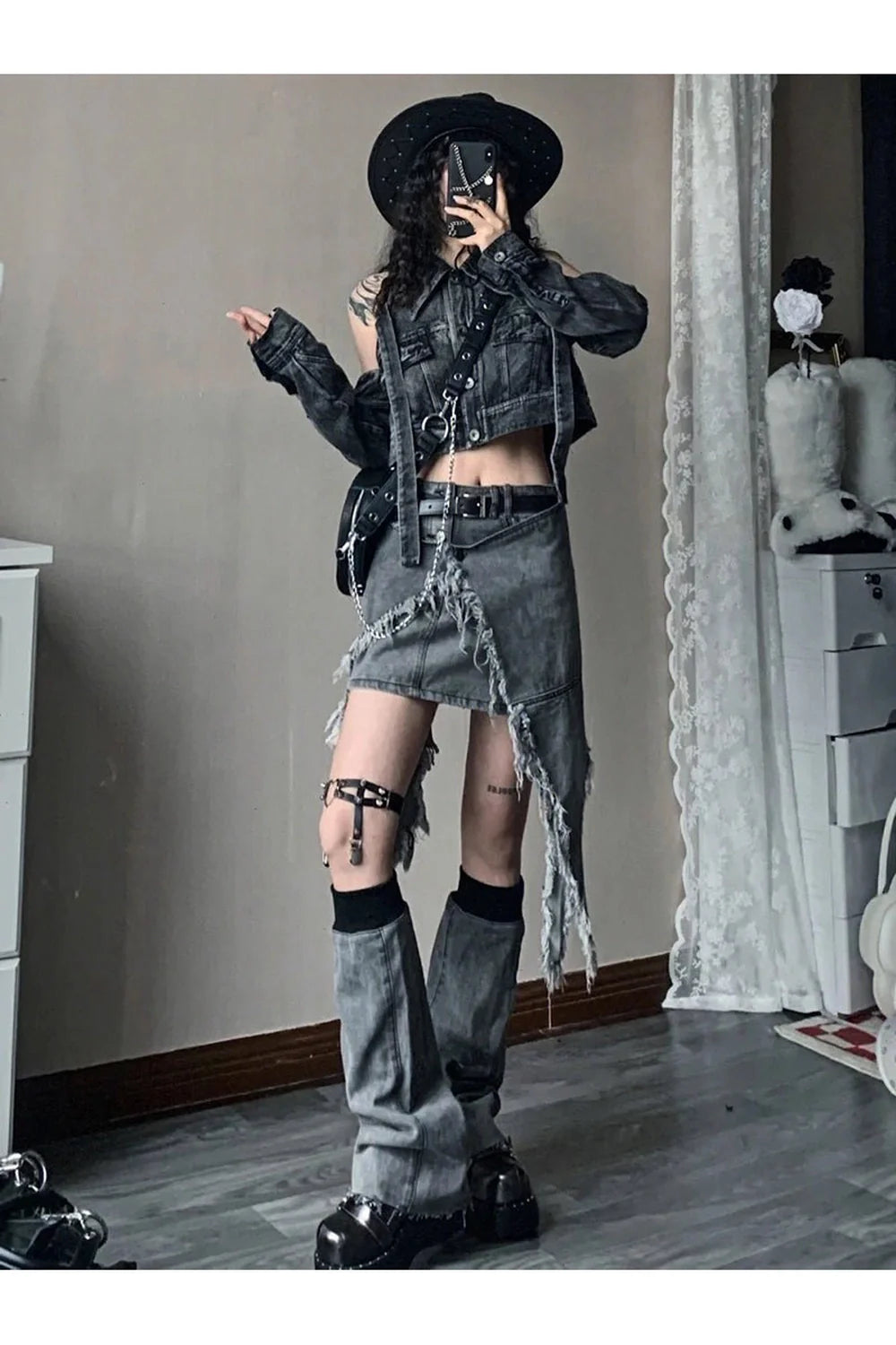 Sonbahar tonlarında yırtık detaylı moda kot takımı.