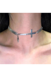 Gümüş renkli haç detaylı dikenli choker kolye.