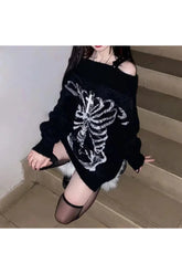 iskelet desenli oversize kazak, sade ve şık bir görünüm sunar.