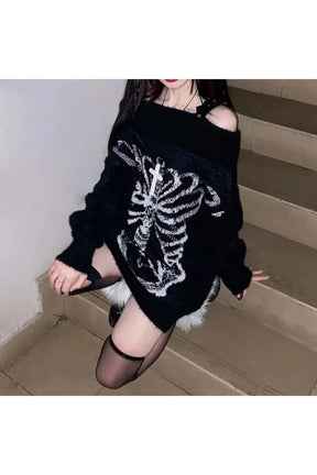 iskelet desenli oversize kazak, sade ve şık bir görünüm sunar.