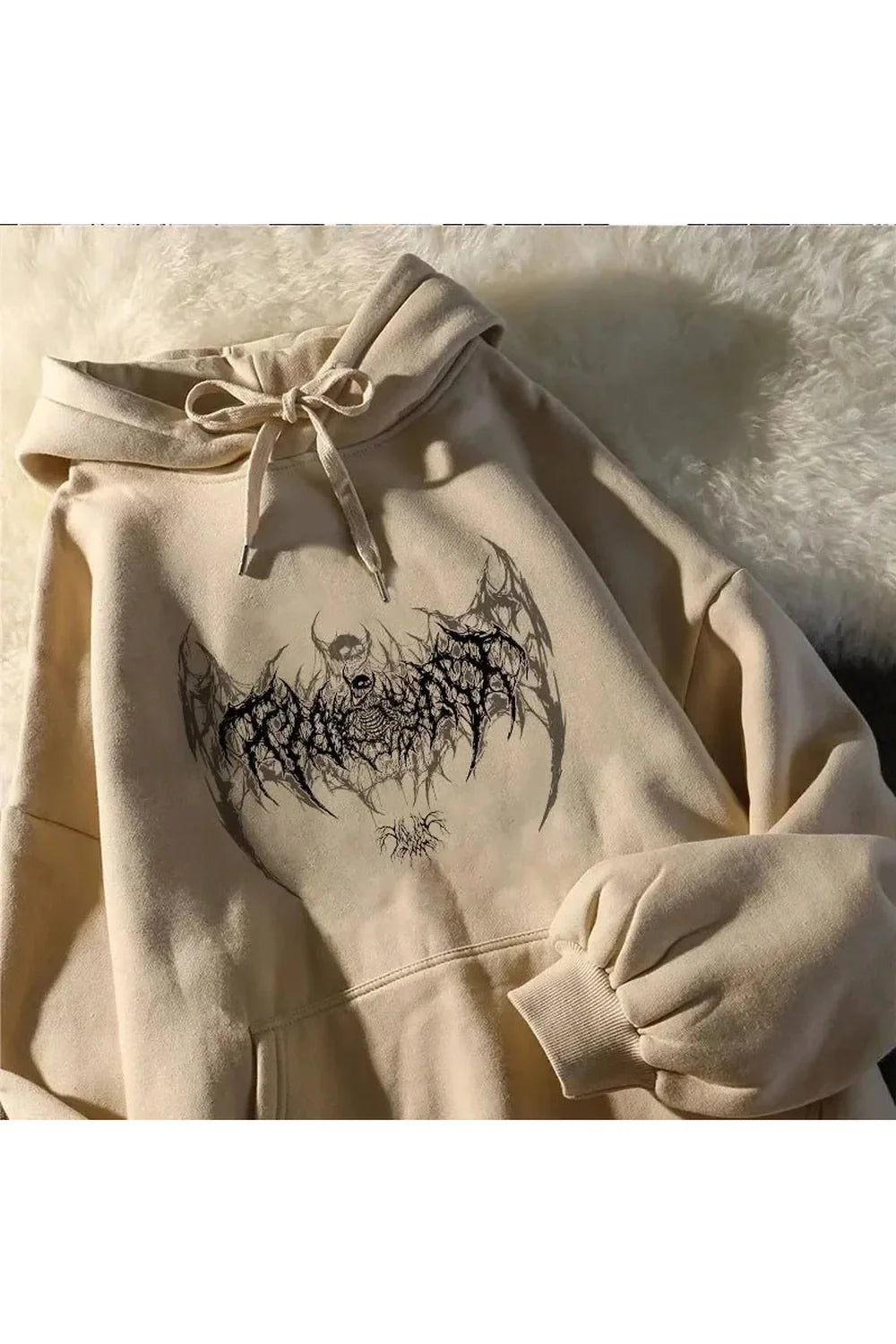 Sonbahar esintileriyle mistik bir görünüm: Gotik tarzda uzun kollu hoodie.